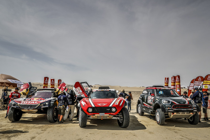 #303 Peugeot Sport Peugeot 3008 DKR: Carlos Sainz, Lucas Cruz, #305 X-Raid Team Mini: Mikko Hirvonen, Andreas Schulz, #307 X-Raid Team Mini: Orlando Terranova, Bernardo Graue
