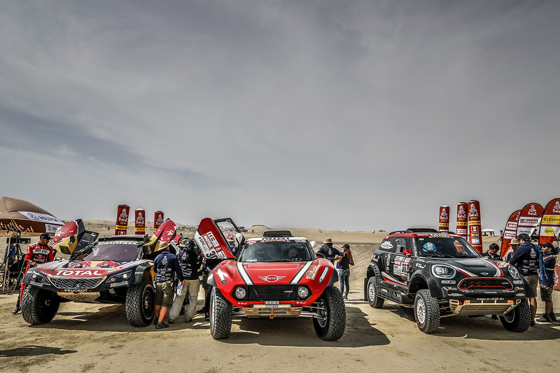 #303 Peugeot Sport Peugeot 3008 DKR: Carlos Sainz, Lucas Cruz, #305 X-Raid Team Mini: Mikko Hirvonen, Andreas Schulz, #307 X-Raid Team Mini: Orlando Terranova, Bernardo Graue