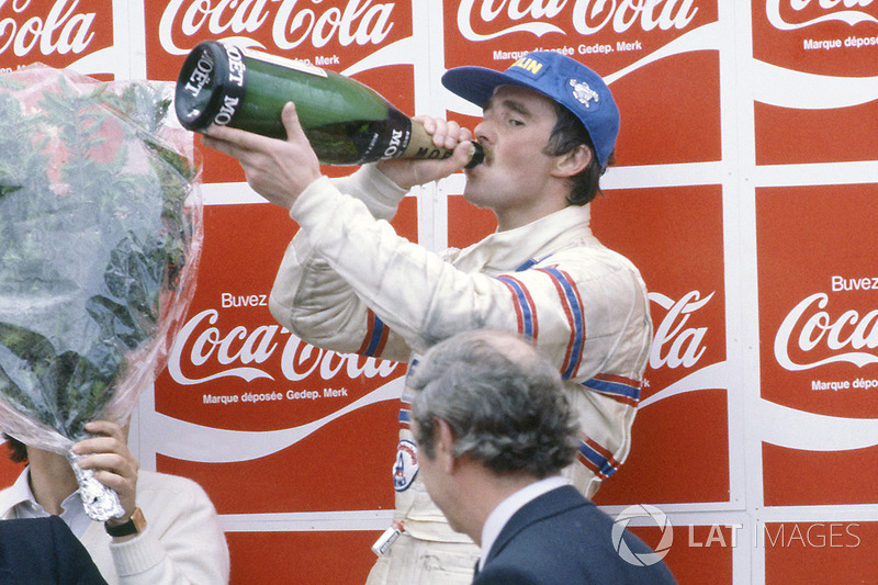 Podium: third place Nigel Mansell, Lotus 81B