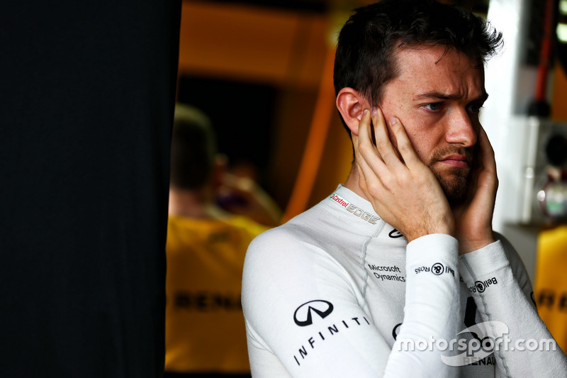 Já Palmer chega às férias mais questionado que nunca. Em 11 corridas, o inglês ainda não pontuou, nem conseguiu superar uma única vez sequer Hulkenberg nas classificações.