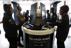 Yusuke Hasegawa, Senior Managing Officer, Honda, and McLaren engineers pour over some data