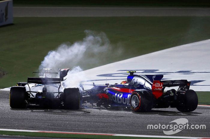 Carlos Sainz Jr., Scuderia Toro Rosso STR12, choca con Lance Stroll, Williams FW40