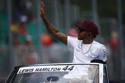 Lewis Hamilton, Mercedes AMG F1, salue des fans durant la parade des pilotes
