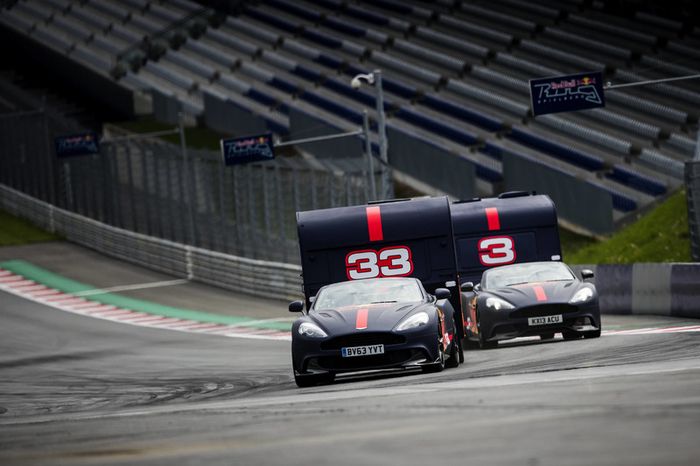Max Verstappen y Daniel Ricciardo compiten con un Aston Martin y una caravana