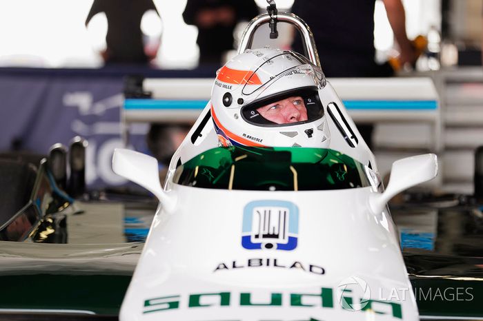 Martin Brundle demonstrates a six-wheeled FW08