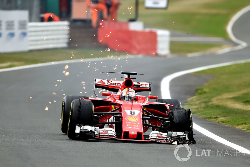 Sebastian Vettel, Ferrari SF70H, neumático delantero destrozado