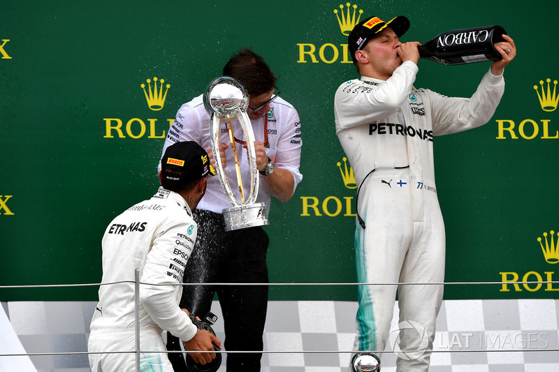Peter Bonnington, Mercedes AMG F1 Race Engineer, Valtteri Bottas, Mercedes AMG F1 and Lewis Hamilton, Mercedes AMG F1 celebrate on the podium, the champagne