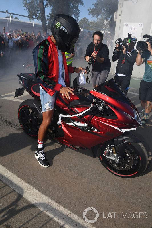 Lewis Hamilton, Mercedes AMG F1 llega en su moto
