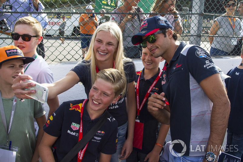 Carlos Sainz Jr., Scuderia Toro Rosso fans selfie