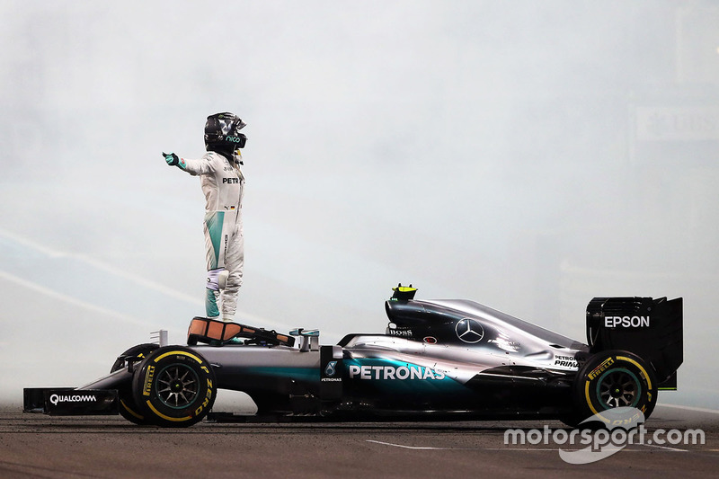 Nico Rosberg, Mercedes AMG F1 W07 Hybrid feiert seinen 2. Platz und den WM-Titel nach dem Rennen