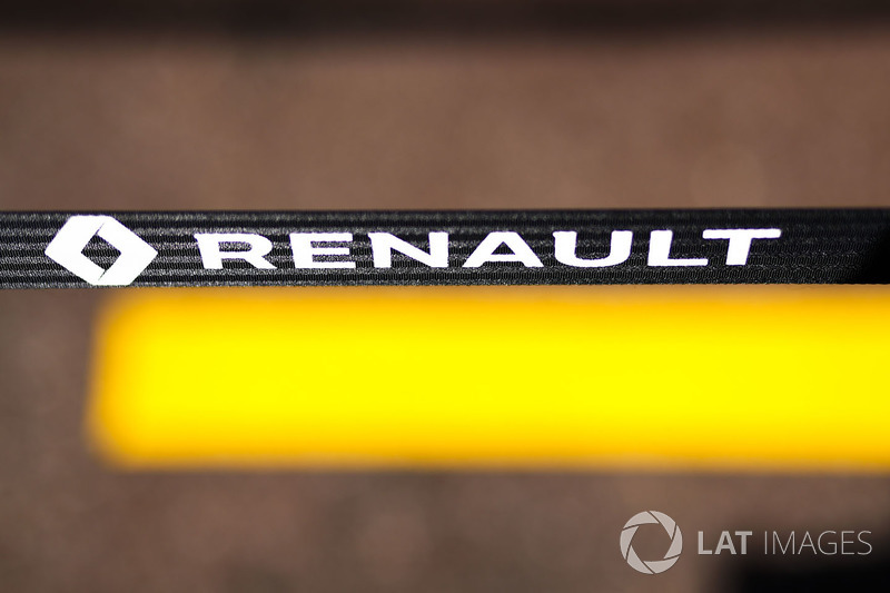 Логотип Renault Sport F1 Team в боксах