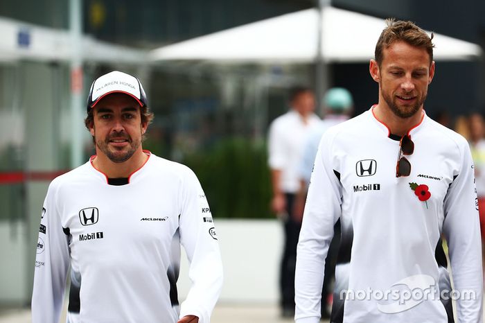 (De izquierda a derecha): Fernando Alonso, McLaren con su compañero de equipo Jenson Button, McLaren