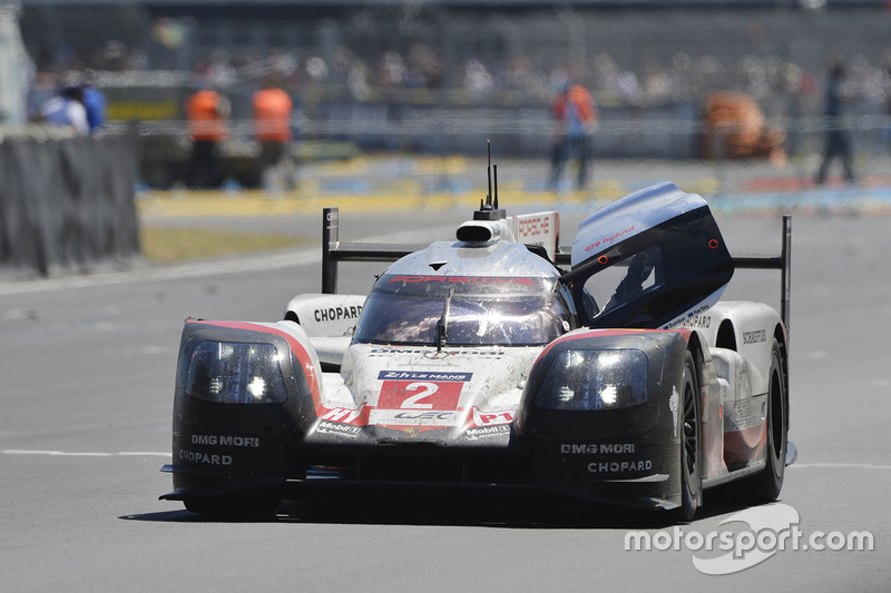 #2 Porsche Team Porsche 919 Hybrid: Timo Bernhard, Earl Bamber, Brendon Hartley después de llegar a la meta.