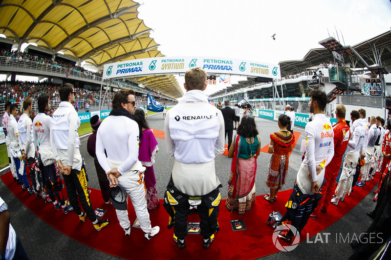 Fernando Alonso, McLaren, Nico Hulkenberg, Renault Sport F1 Team, Daniel Ricciardo, Red Bull Racing, y el resto de los plotos ante el himno nacional de Malasia.