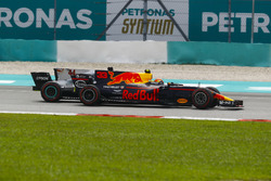 Max Verstappen, Red Bull Racing RB13, passe Lewis Hamilton, Mercedes AMG F1 W08, pour la tête