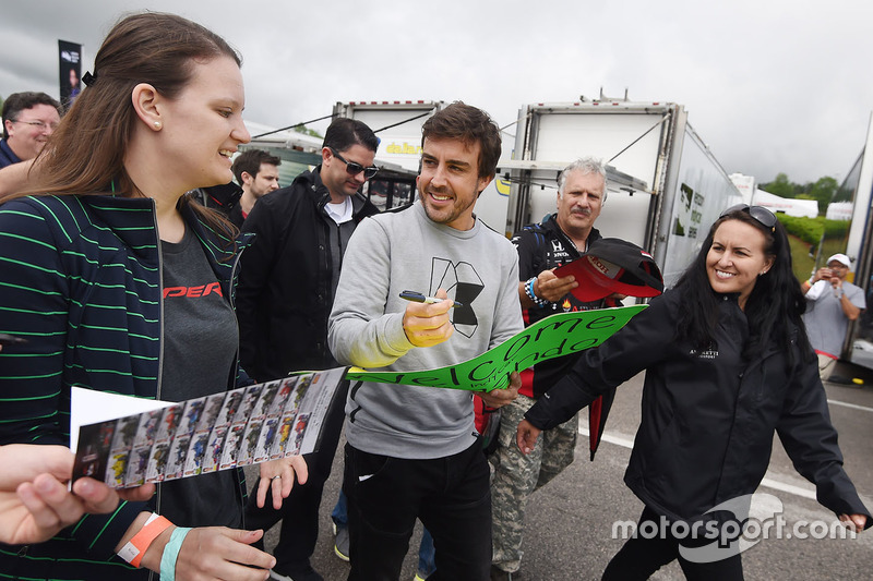 Fernando Alonso con el público