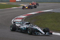 Valtteri Bottas, Mercedes AMG F1 W08, devant Daniel Ricciardo, Red Bull Racing RB13, et Kimi Raikkonen, Ferrari SF70H