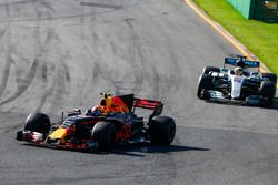 Max Verstappen, Red Bull Racing RB13 y Lewis Hamilton, Mercedes AMG F1 W08