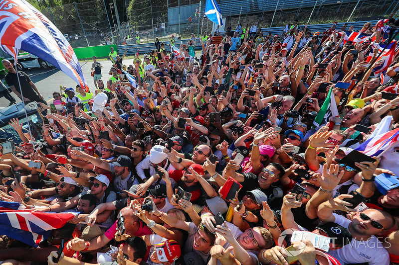 Race winner Lewis Hamilton, Mercedes AMG F1 celebrates, the fans