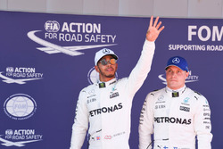 Обладатель поула Льюис Хэмилтон, Mercedes AMG F1, третье место – Валттери Боттас, Mercedes AMG F1