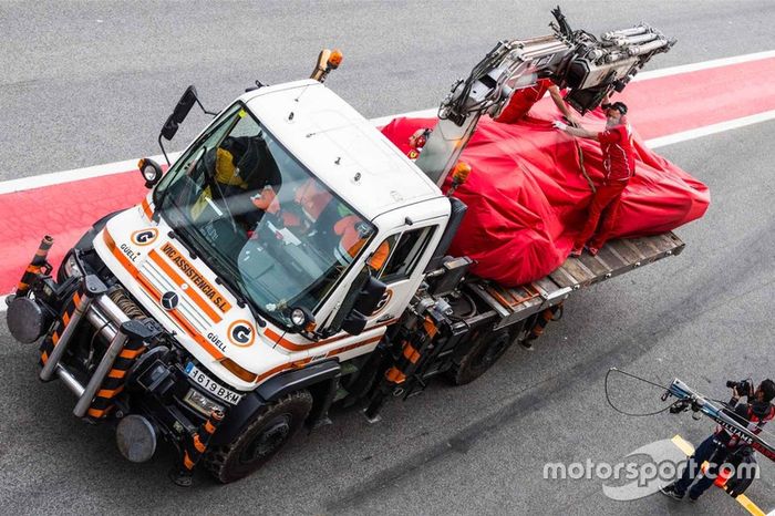 El accidentado Ferrari SF70H de Kimi Raikkonen, en la grúa