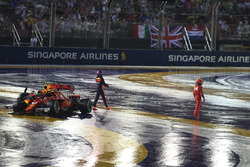 Max Verstappen, Red Bull Racing RB13 et Kimi Raikkonen, Ferrari SF70H s'accidentent au départ