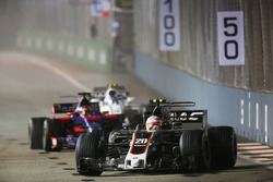 Kevin Magnussen, Haas F1 Team VF-17 leads Daniil Kvyat, Scuderia Toro Rosso STR12 and Lance Stroll, Williams FW40.