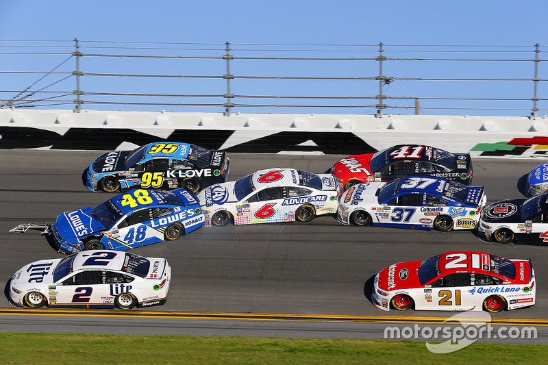 9. El accidente de Jimmie Johnson, Hendrick Motorsports Chevrolet, Trevor Bayne, Roush Fenway Racing Ford y Chris Buescher, JTG Daugherty Racing Chevrolet