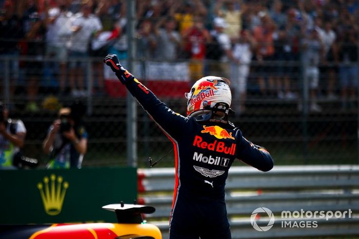 Il poleman Max Verstappen, Red Bull Racing festeggia nel parco chiuso