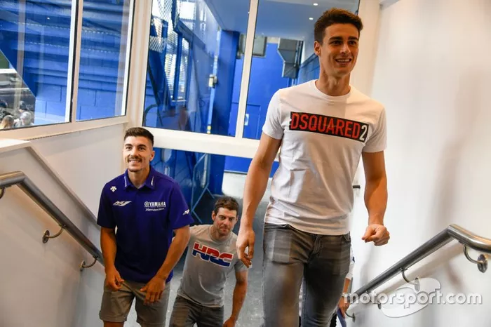 Maverick Viñales (Yamaha) y Cal Crutchlow (LCR Honda) visitan Stamford Bridge con el portero del Chelsea, Kepa