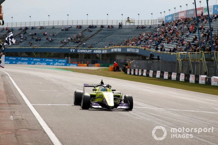 Ganadora de la carrera Emma Kimilainen