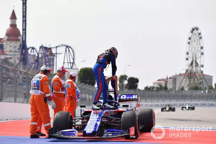Daniil Kvyat, Toro Rosso, se detiene en la FP1