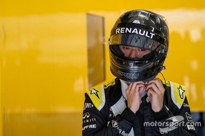 Guanyu Zhou, Academia Renault Sport, prueba el Renault 2017 F1