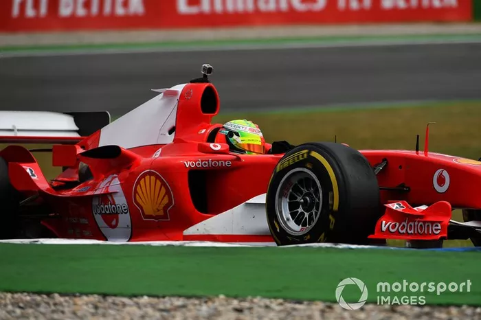 Mick Schumacher conduce el Ferrari F2004