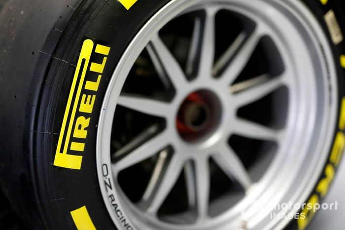 Jean Alesi prueba los nuevos neumáticos Pirelli de 18 pulgadas para las próximas temporada de F2