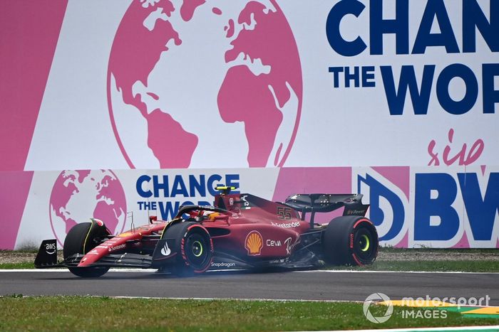 Carlos Sainz Jr, Ferrari F1-75, hace un trompo en la Q2