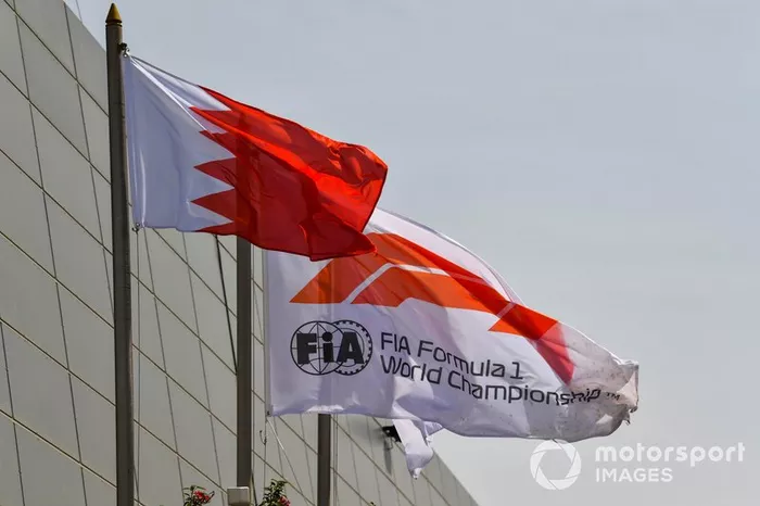 Las banderas de la FIA Fórmula 1 y Bahrein