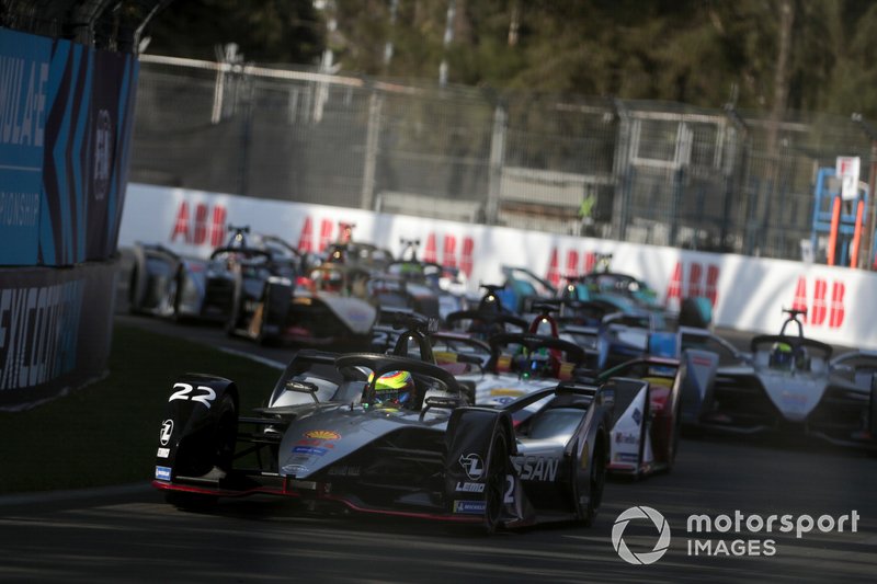 Oliver Rowland, Nissan e.Dams, Nissan IMO1 leads Lucas Di Grassi, Audi Sport ABT Schaeffler, Audi e-tron FE05 