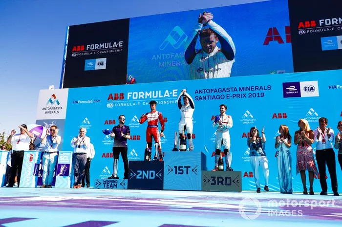 Sam Bird, Envision Virgin Racing, primero, Pascal Wehrlein, Mahindra Racing, 2° clasificado, Daniel Abt, Audi Sport ABT Schaeffler, 3° clasificado, Leon Price, Team, Sporting manager, Envision Virgin Racing, en el podio