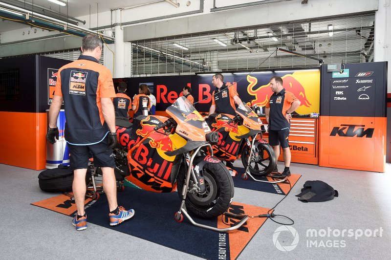 Гараж Red Bull KTM Factory Racing