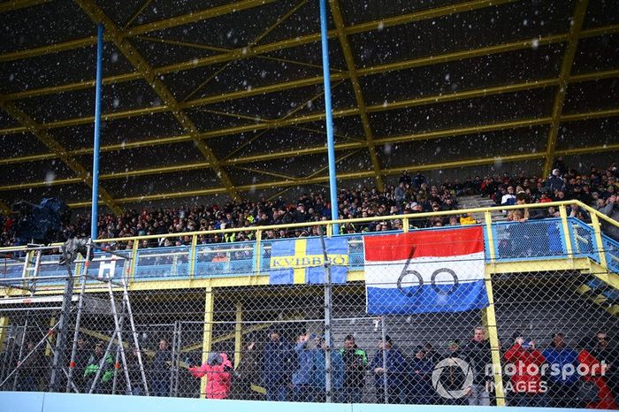 Grandstand, crowd, snow