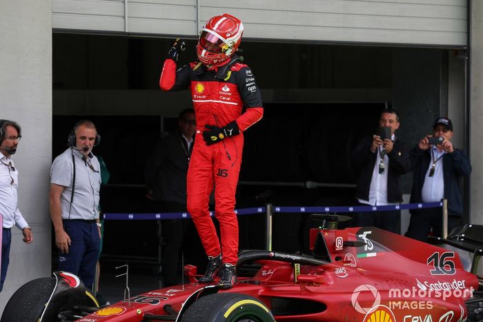 Charles Leclerc, Ferrari, 1ª posición, celebra su llegada al Parc Ferme