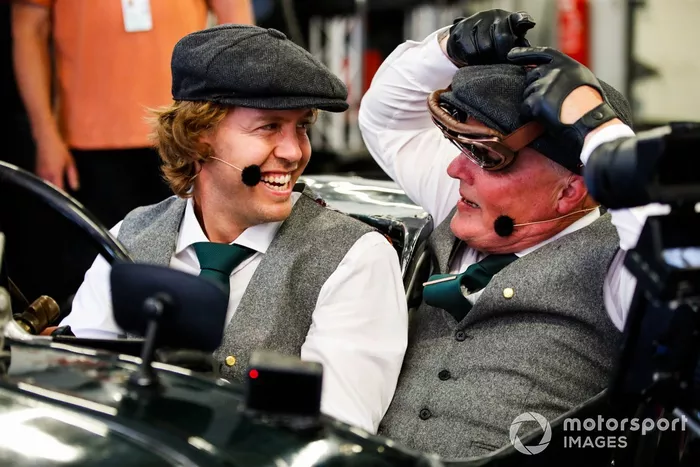 Sebastian Vettel, Aston Martin, Johnny Herbert, Sky TV, en el Aston Martin Green Pea TT1 de 1922