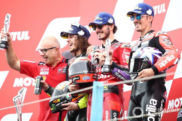 Podio: segundo lugar Marco Bezzecchi, VR46 Racing Team, ganador Francesco Bagnaia, Ducati Team, tercer lugar Maverick Viñales, Aprilia Racing Team
