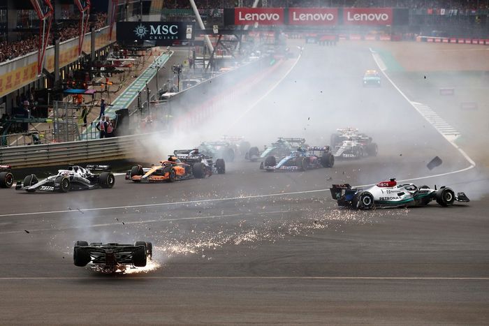 Zhou Guanyu, Alfa Romeo C42 se estrella al inicio de la carrera