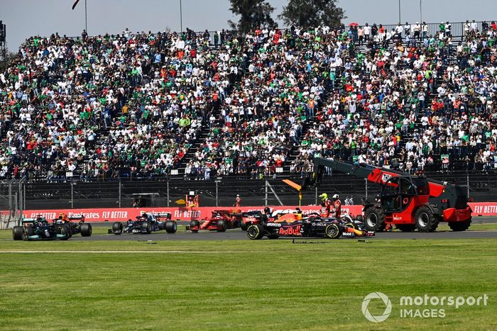 Max Verstappen, Red Bull Racing RB16B, Lewis Hamilton, Mercedes W12, Sergio Pérez, Red Bull Racing RB16B, y el resto de participantes