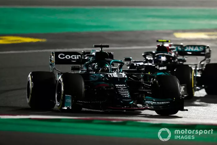 Lance Stroll, Aston Martin AMR21, Valtteri Bottas, Mercedes W12