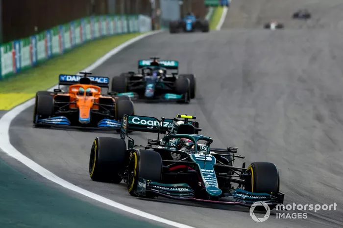 Sebastian Vettel, Aston Martin AMR21, Daniel Ricciardo, McLaren MCL35M, y Lewis Hamilton, Mercedes W12