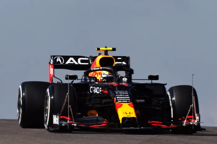 Sergio Perez en el Red Bull Racing RB16B