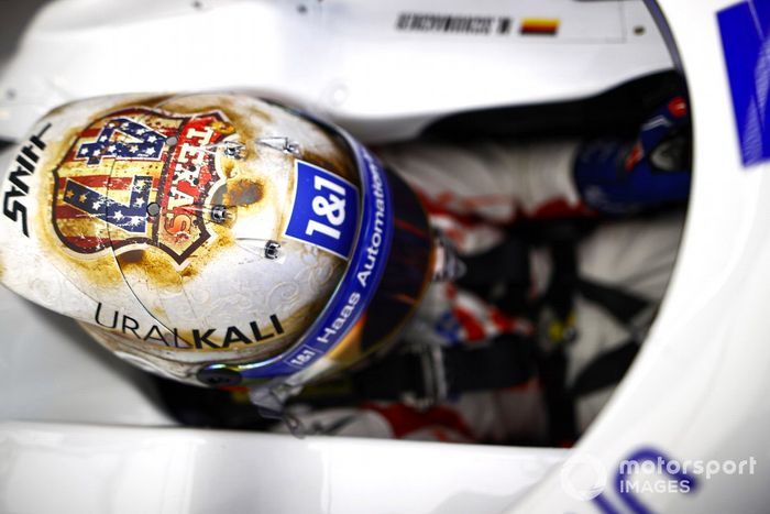 Mick Schumacher, Haas F1, con un diseño de casco especial de Texas